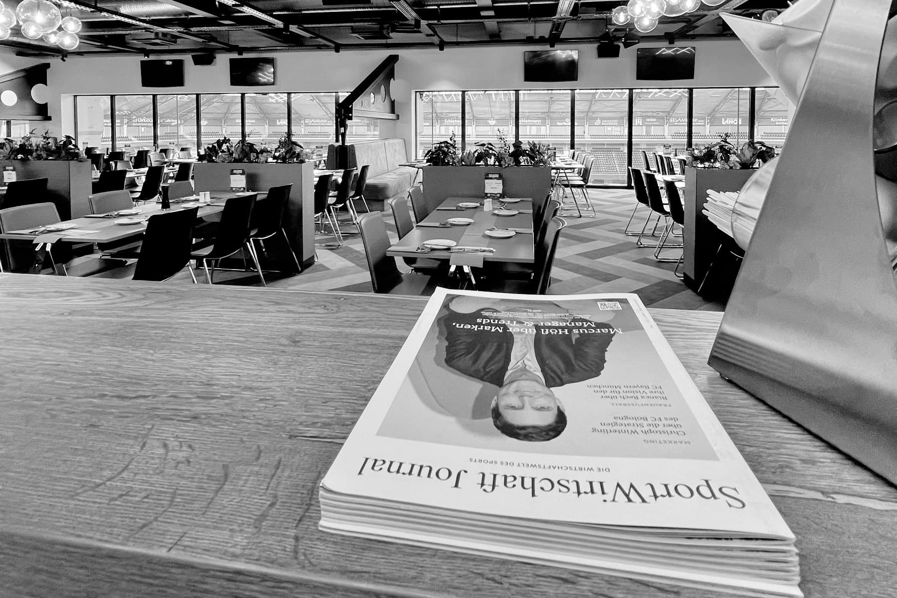 SportWirtschaft Journal in einer Stadion-VIP-Loge